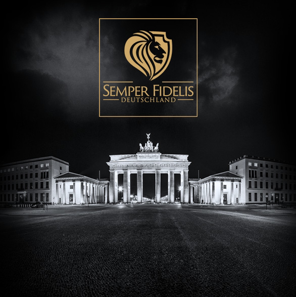 Goldenes Semper Fidelis Deutschland Logo über dem Brandenburger Tor bei Nacht